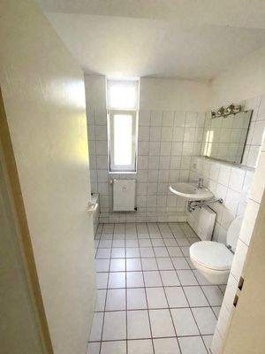 Tageslichtbadezimmer mit Duschwanne, weiß gefliest.jpg