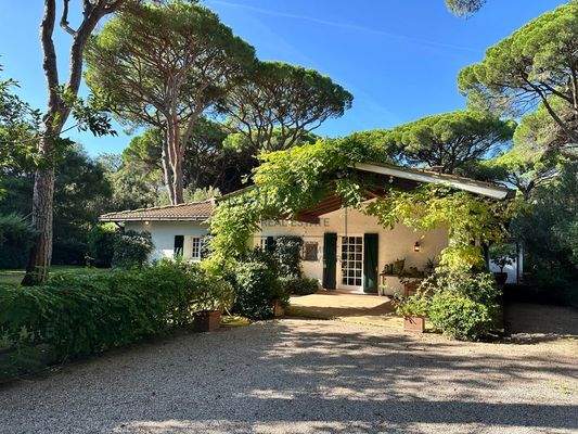 Exklusive Villa mit Pool in der Pineta di Roccamare an der toskanischen Küste