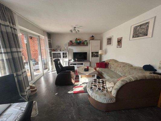 Wohnzimmer mit Zugang zur Terrasse/Garten