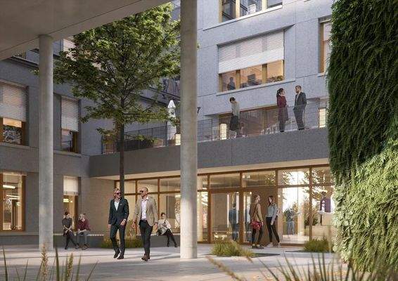 Innenhof eines modernen Büro- oder Wohngebäudes mit Balkonzugängen, verglastem Eingangsbereich und begrünten Bereichen, mehrere Personen im Gespräch.