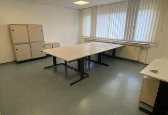 Bürobereich mit Möblierung