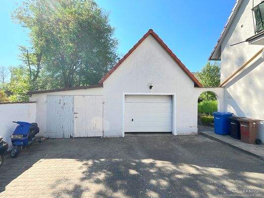 Garage und Stellplätze