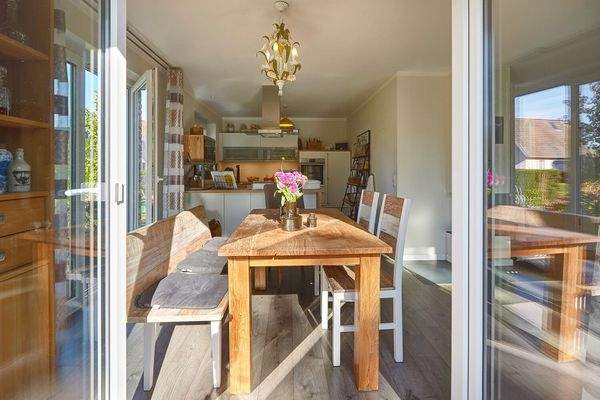 Essbereich mit Zugang zur Terrasse