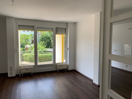 Wohnzimmer mit Balkonaustritt