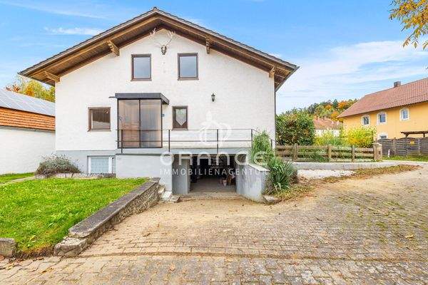 Zweifamilienhaus Garagenabfahrt