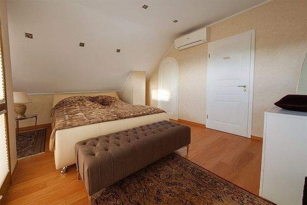 Schlafzimme mit Balkon und Klimaanlage