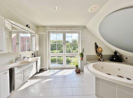 Vollbad mit Whirlpool