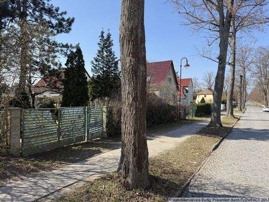 Wohngebietsstraße - links befindet sich das Grundstück