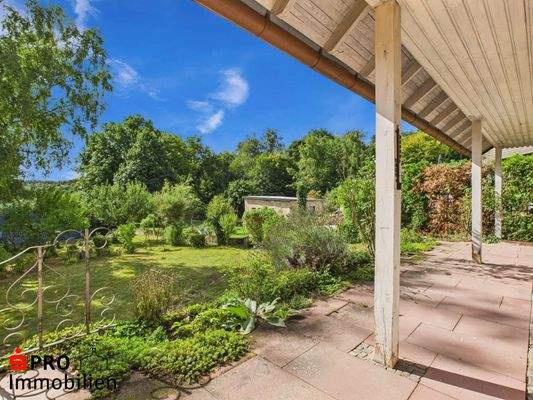 Terrasse mit Blick in den Garten