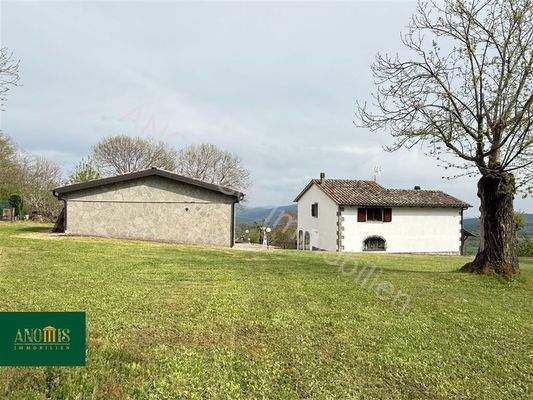 Einfamilienhaus mit Nebengebäuden