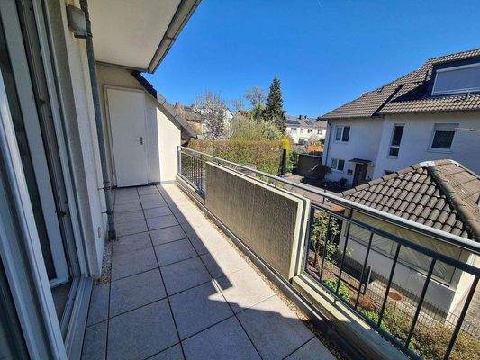 Sonnen-Balkon mit zwei Abstellräume