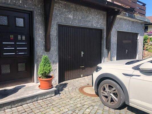 Garage+Stellplatz davor