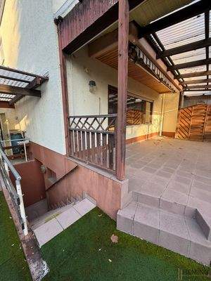 Terrasse und Kellerabgang