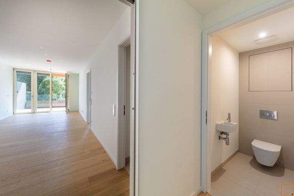 Grünblick_Top18_Wohnzimmer_Terrasse_WC