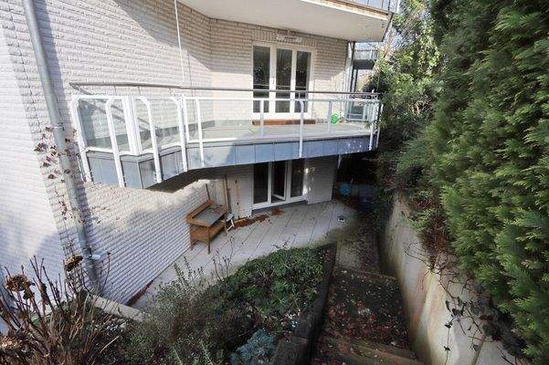 Ansicht Terrasse und Balkon von der Wohnung