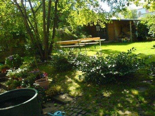 Garten, Südseite mit Gartenhaus