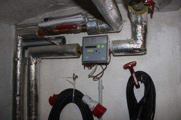 Keller Ansicht Leitungen.jpg