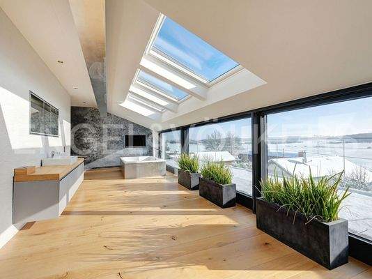 Lichtdurchflutetes Wellnessbad