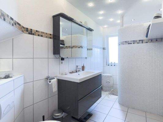 Großzügiges Duschbad im EG