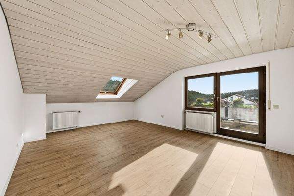 DG | Zimmer oder Küche mit Zugang zum Balkon