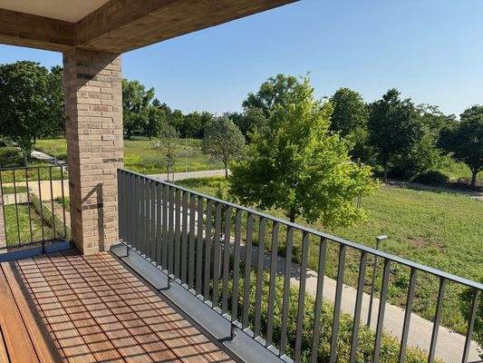 Ausblick von der Loggia in die Parkanlage