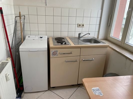 Küche mit Spüle/Kochfeld und WM