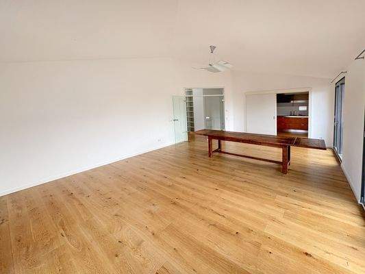 Das großzügige Wohnzimmer