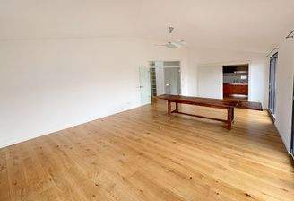 Das großzügige Wohnzimmer