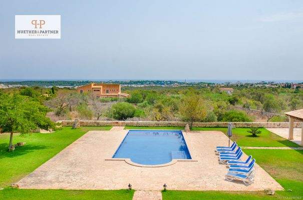 Pool mit Sonnenliegen