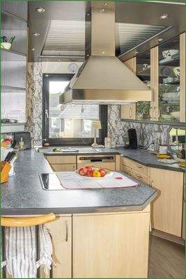 Küche linke Seite - voll ausgestattet