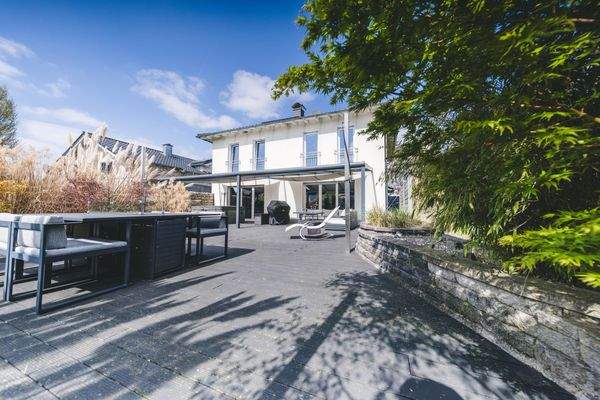 Rückansicht mit Terrasse