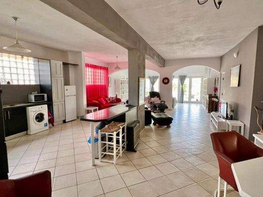 Kreta, Makry Gialos: 4-Zimmer-Erdgeschosswohnung in Strandnähe zu verkaufen