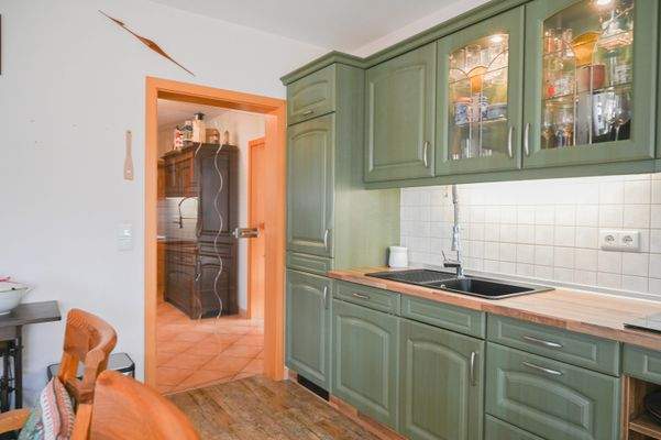 Küche mit Glastür zum Flur