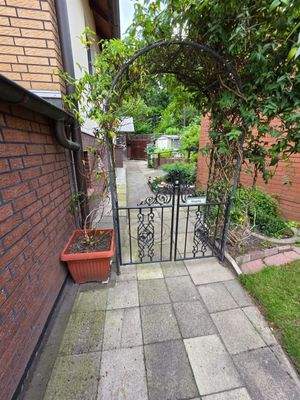 Durchgang hinterm Haus