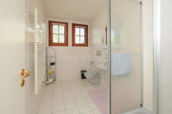 2. Bad mit Dusche und WC