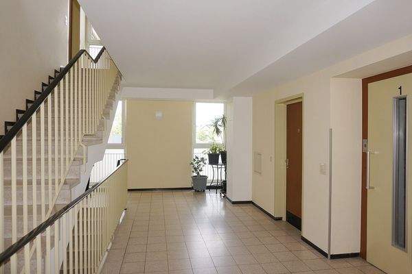 Treppenhaus - mit Aufzug