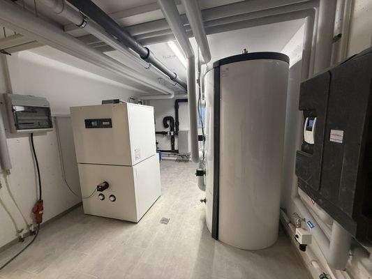 Technikraum mit Grundwasserwärmepumpe