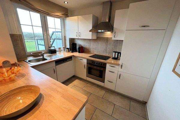 Helle Einbauküche offen zum Wohnraum