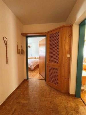 Vorraum Blick ins Schlafzimmer