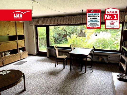 Wohnzimmer mit Zugang zum Garten