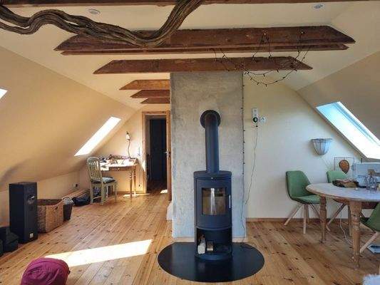 Wohnzimmer DG mit Kaminofen.jpg