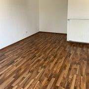 Leerer Raum mit Holzboden