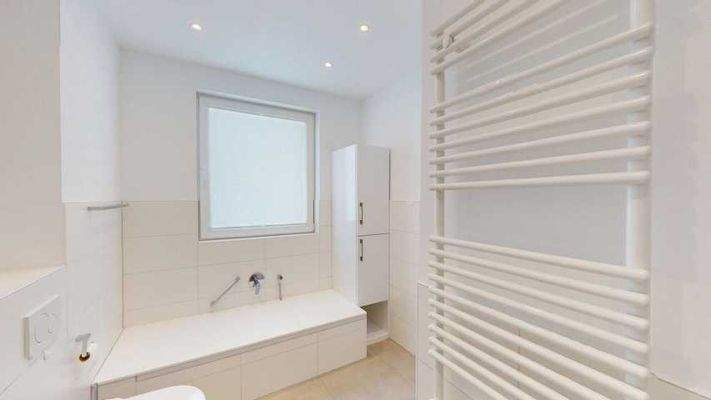 Großes Bad mit Wanne und Dusche