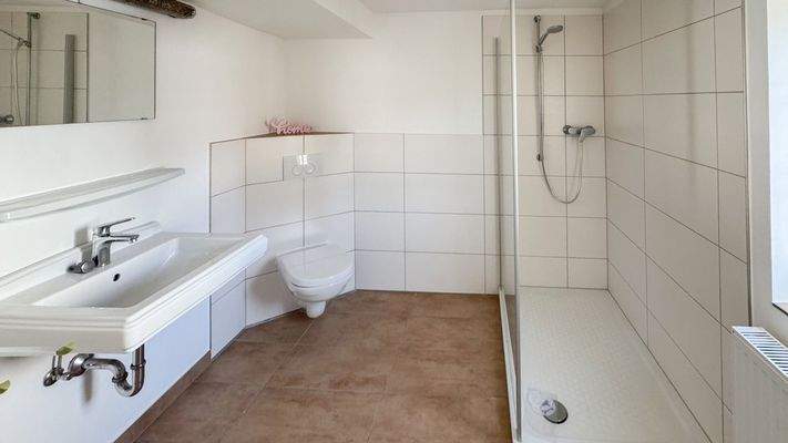 Kinderbad-Tageslichtbad mit Dusche OG 