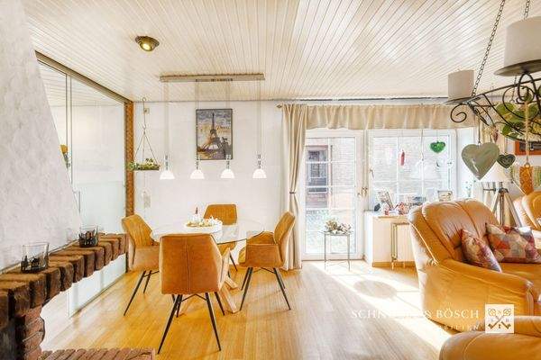 Dank der vielen Fenster ist der Raum lichtdurchflutet