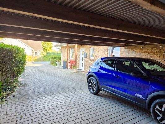 Carport und Auffahrt