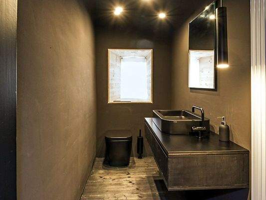 WC und Waschtisch/EG