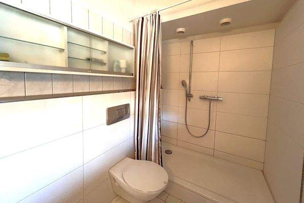 Bad mit Tageslicht und Wanne