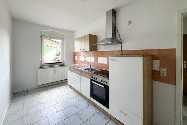 Tageslichtküche mit Einbauküche im EG