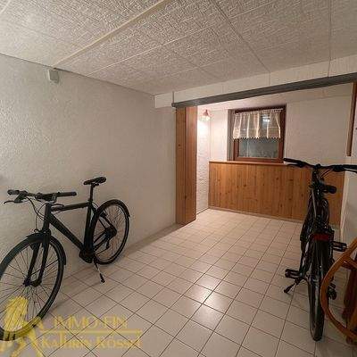 KG: Büroraum neben Bad mit DU